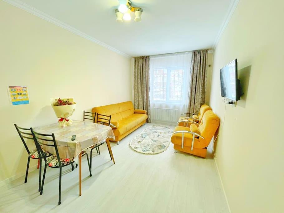 Уютная Квартира В Центре Возле Адк Almaty Ngoại thất bức ảnh