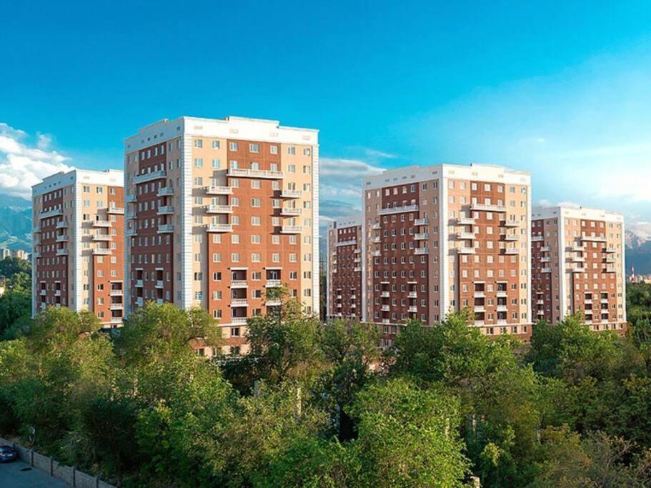 Уютная Квартира В Центре Возле Адк Almaty Ngoại thất bức ảnh