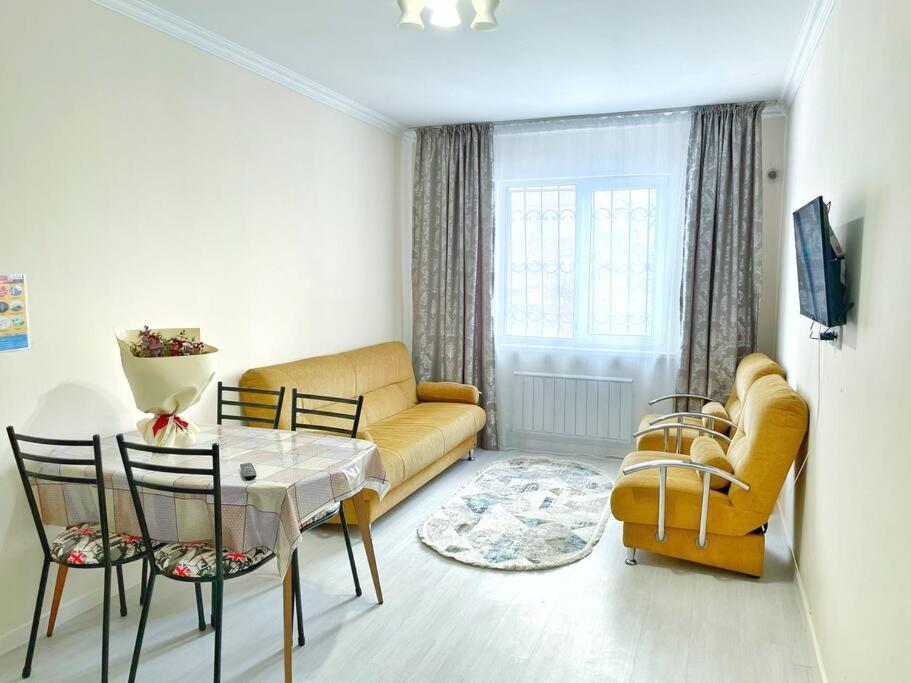 Уютная Квартира В Центре Возле Адк Almaty Ngoại thất bức ảnh