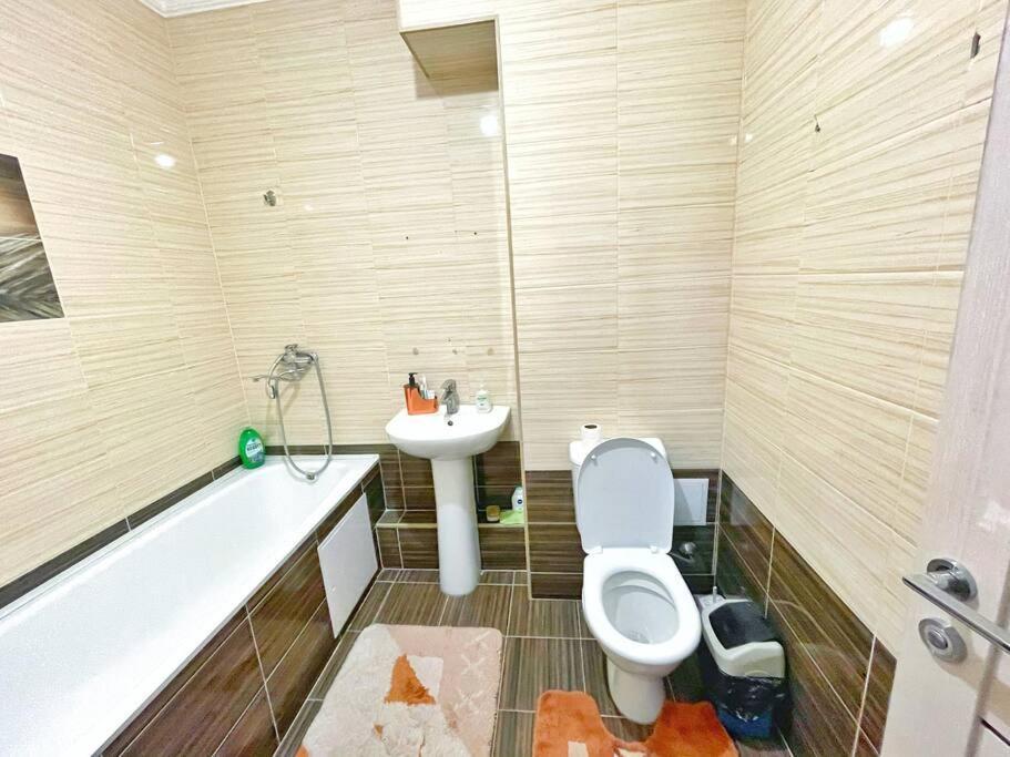 Уютная Квартира В Центре Возле Адк Almaty Ngoại thất bức ảnh